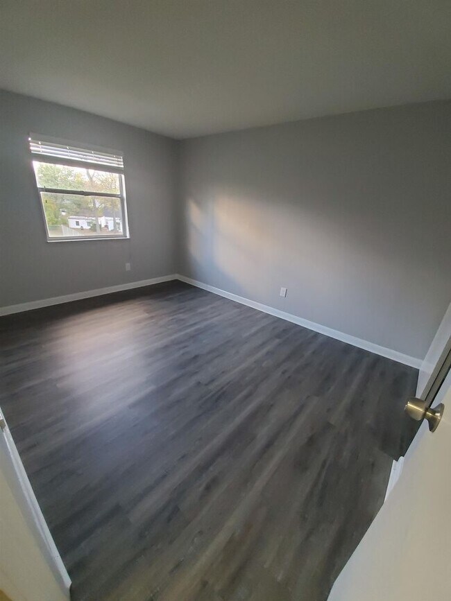 Foto del edificio - 8480 Beech Ave - 1