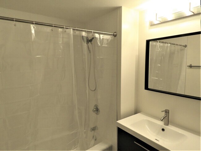 Building Photo - 1401 Scott St