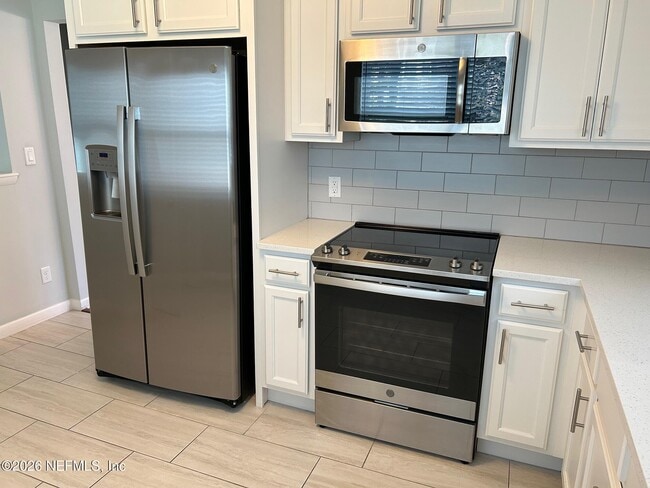 Building Photo - 240 Hopkins St