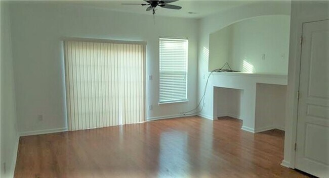 Building Photo - Spacious 3 story townhome in a gated commu...