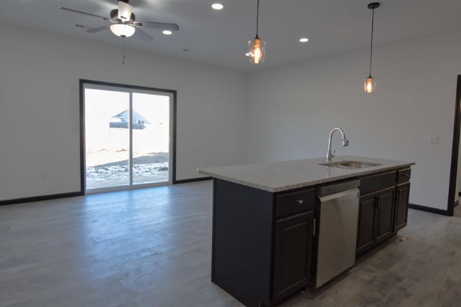Building Photo - 848 N Redbud Ct