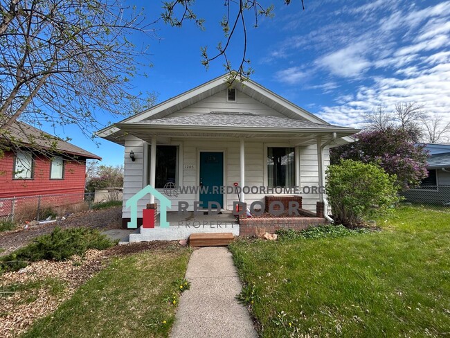 Building Photo - Cozy 2-Bedroom Home with Fenced Yard & Pet...