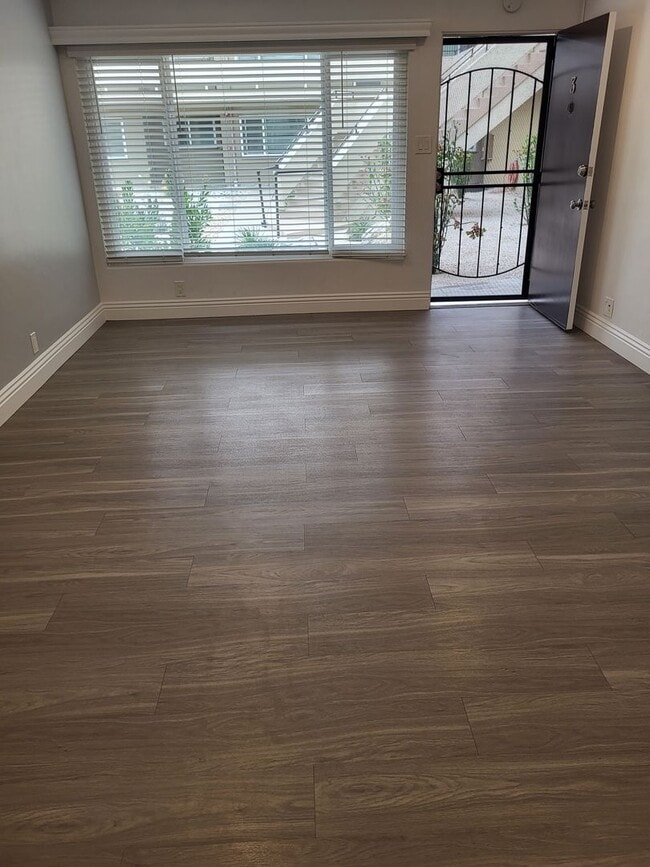Interior Photo - 3550 Park
