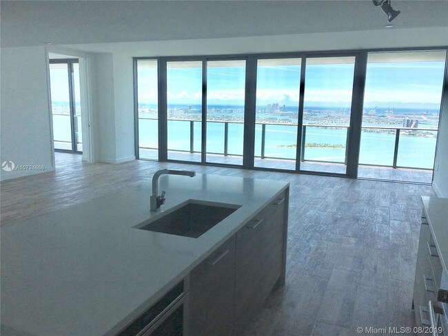 Foto del edificio - 650 NE 32nd St