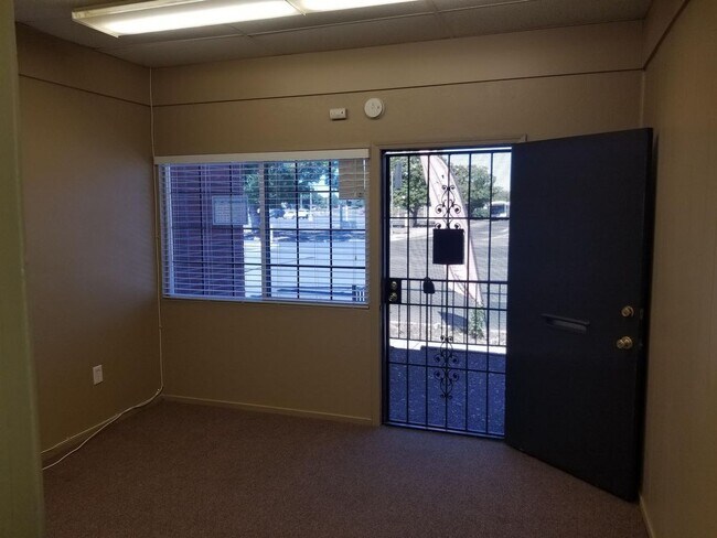 Foto del edificio - 1901 Railroad Ave - D