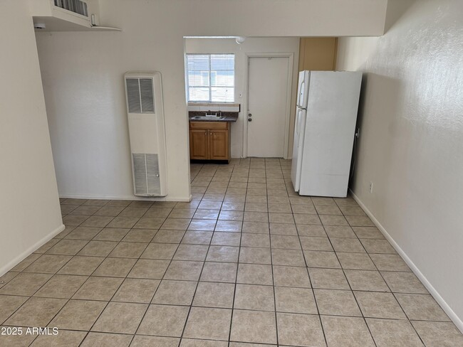Building Photo - 1411 W Clarendon Ave