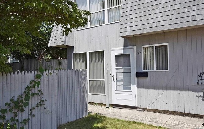 Building Photo - 37 Linwood Rd S