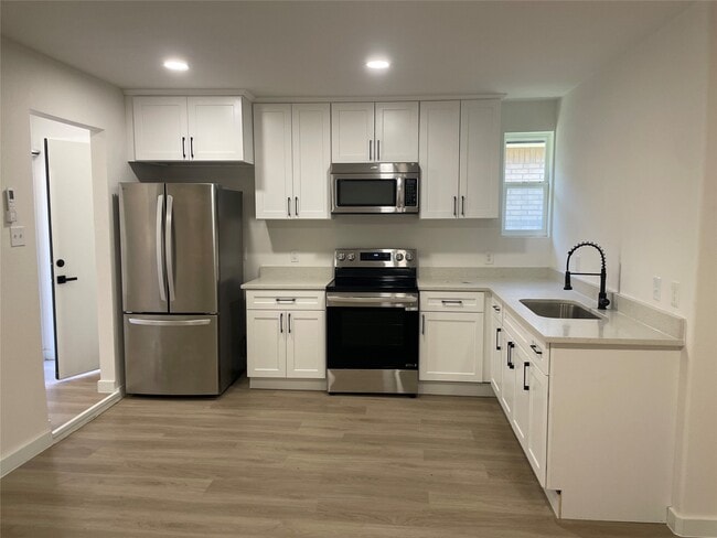 Foto del edificio - 5602 Circlegate Dr