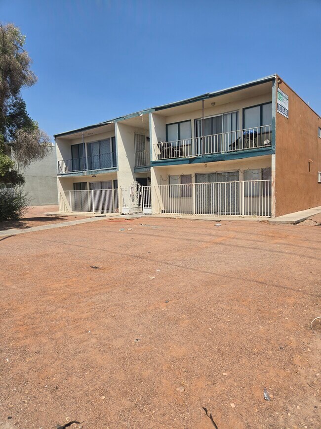 Building Photo - 1402 E Desert Inn Rd
