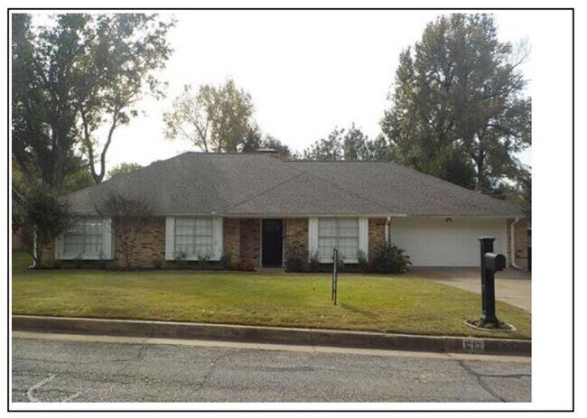 Building Photo - 617 Sutherland Dr