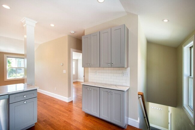 Building Photo - 355 Hatherly Rd