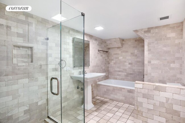 Building Photo - 12 W 71st St
