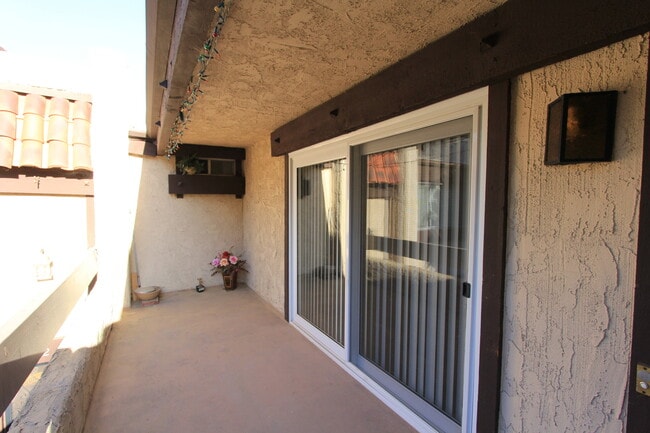 Foto del edificio - 3bedroom/ 2bathroom Condo with 2 garage parking