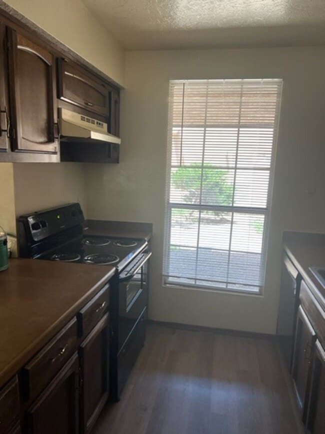 Building Photo - Charming Townhouse Complex . This diamond ...