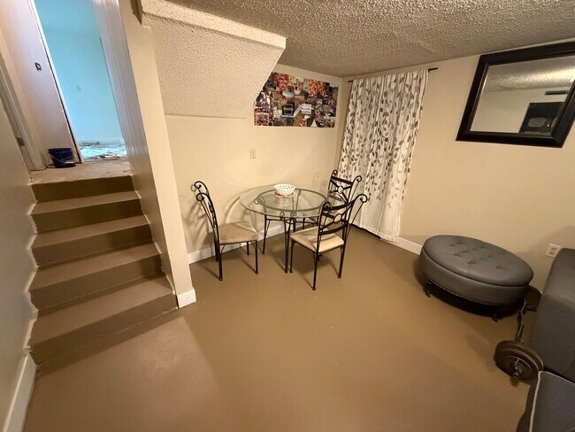 Foto del edificio - 565 W Midway Blvd