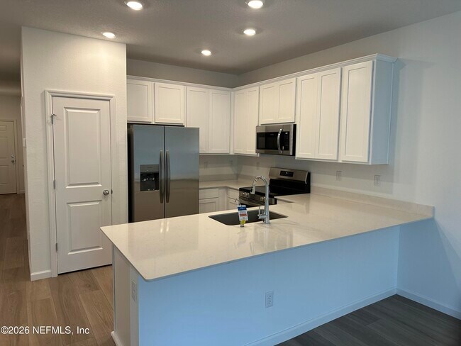 Building Photo - 531 Holly Lks Dr