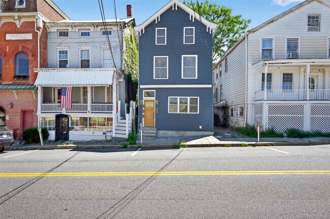 Foto del edificio - 165 W Main St