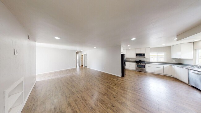Building Photo - 5216 E Falls View Dr