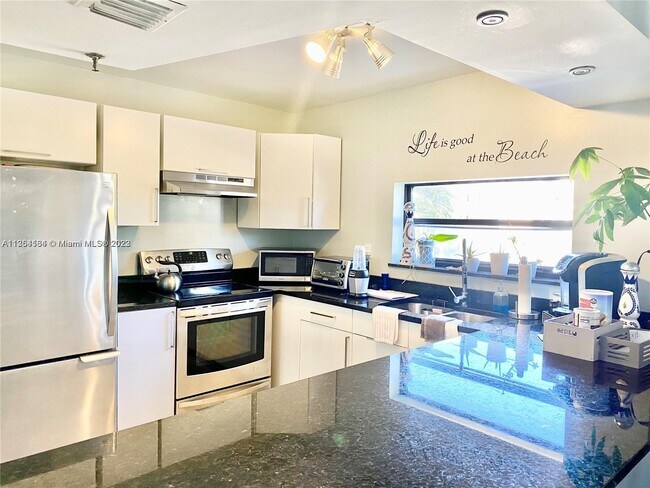 Building Photo - 6830 Indian Creek Dr