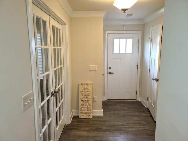 Building Photo - 914 Avast Way