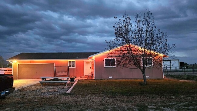 Foto del edificio - 3 bedroom home in Spring Creek with garage