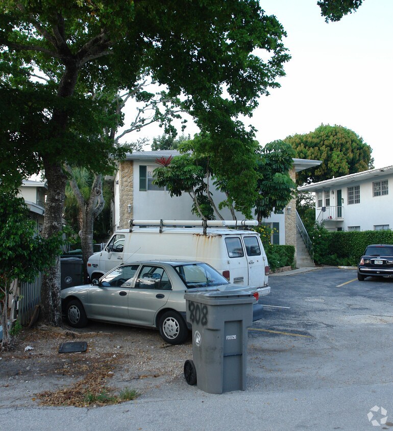 Building Photo - 808 SE 13th St