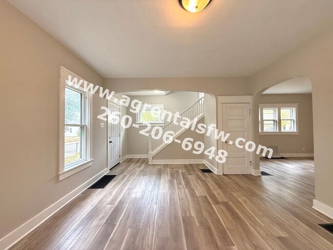 Building Photo - 3 Bedroom House