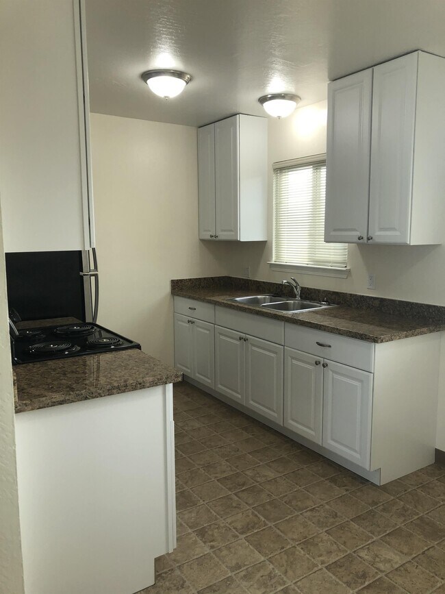 Building Photo - 310 Maple St