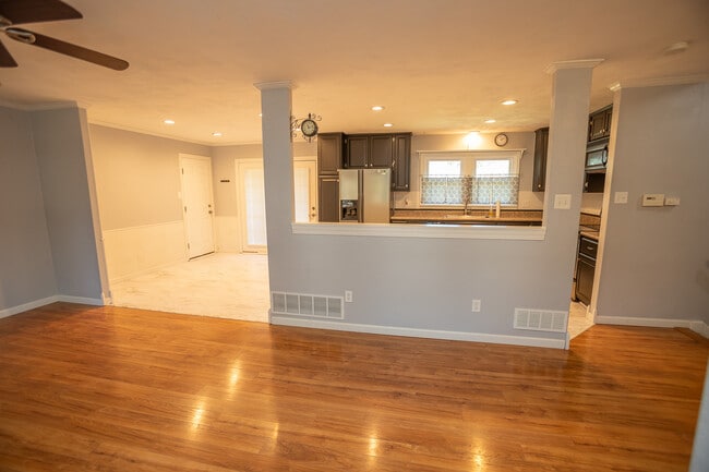 Foto del edificio - 710 Earl Lee Dr