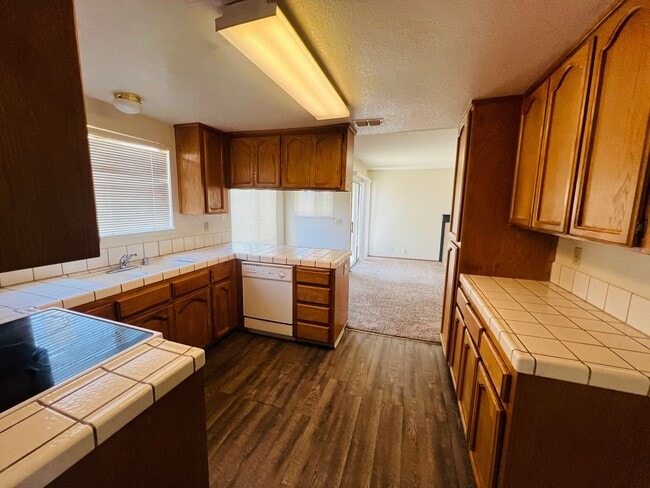 Building Photo - Comfortable Home