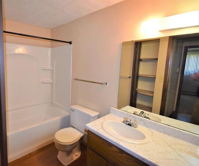Foto del edificio - Hard To Find 1 Bedroom Lower-GB West