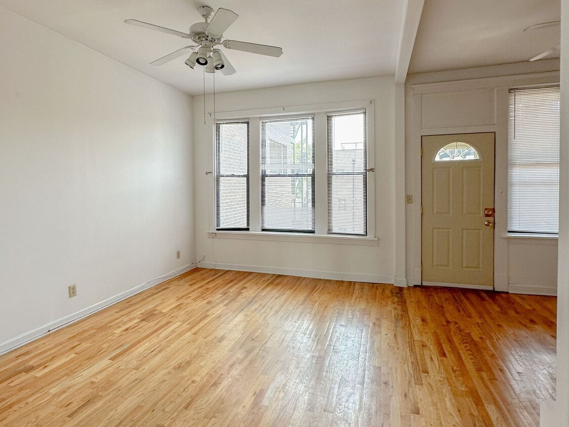 Primary Photo - 3056 N Greenview Ave