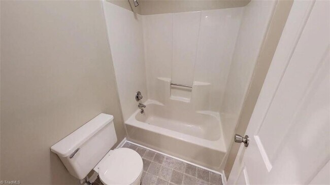 Foto del edificio - Lower Level Condo for Rent - MOVE IN READY