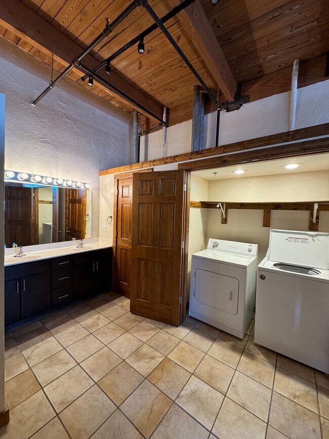 Building Photo - Beautiful 1 bedroom 1.5 bath downtown loft