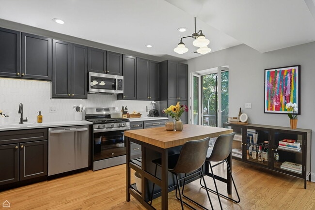 Building Photo - 1210 W Roscoe St