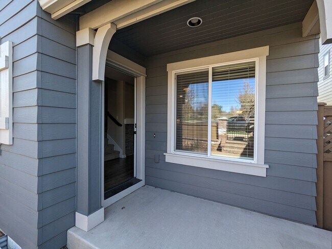 Foto del edificio - Spacious 3x2.5 townhouse with a fenced fro...