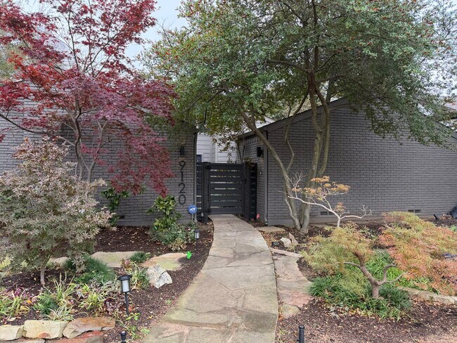 Entrada - 9120 Whitehurst Dr