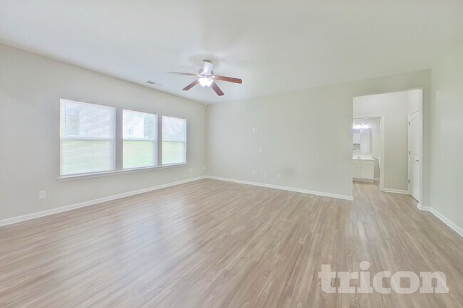 Foto del edificio - 6909 Barefoot Forest Dr
