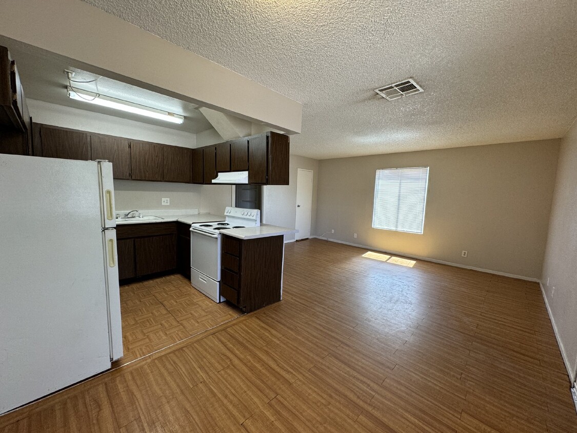 Foto principal - MOVE IN READY 2 Bed, 1 Bath Downstairs Con...