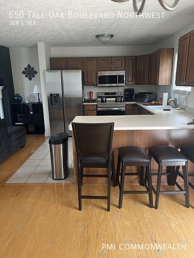 Foto del edificio - 650 Tall Oak Blvd NW