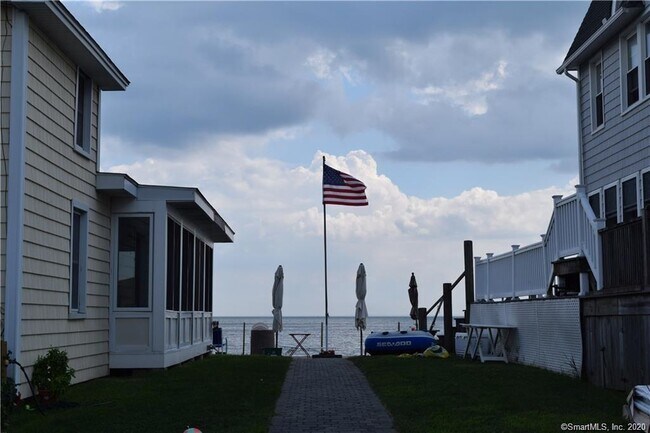 Foto del edificio - 184 Cosey Beach Ave