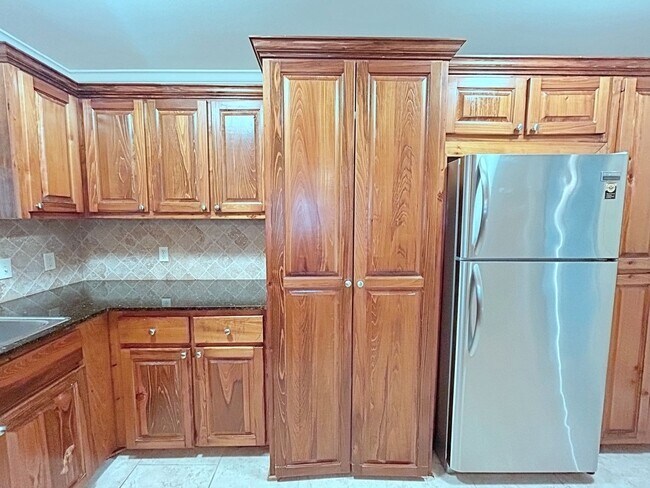 Building Photo - 1 Bedroom Condo for rent