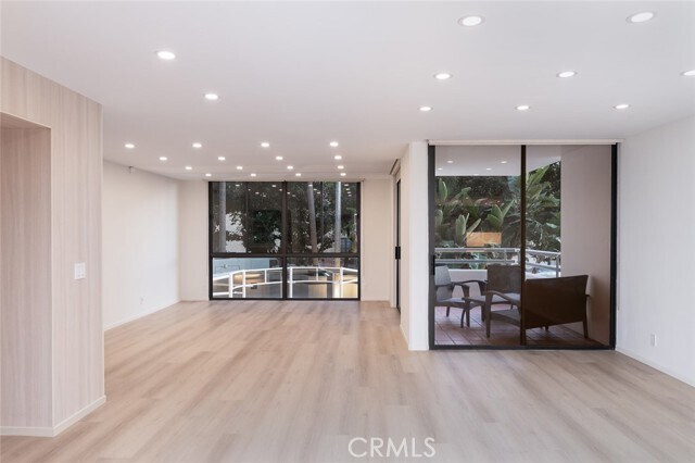 Foto del edificio - 345 Pioneer Dr