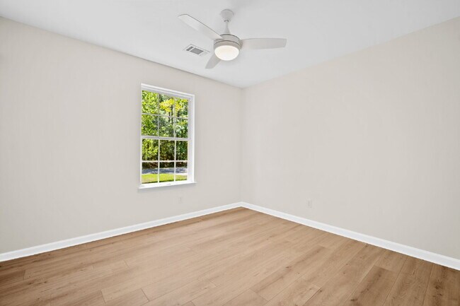 Building Photo - 3 Bedrooms, 2 baths, with single car garage