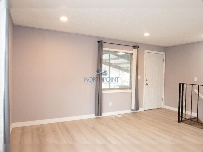 Foto del edificio - 2BR/1.5BA | Newly Renovated House Duplex | Private Backyard |  In International Peace Garden!