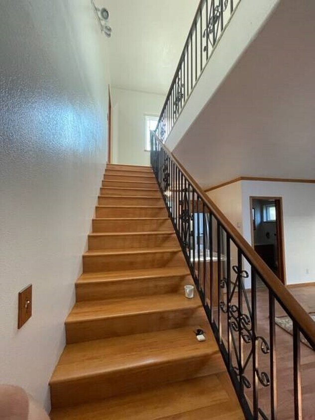 Escaleras - 3352 Larga Ave