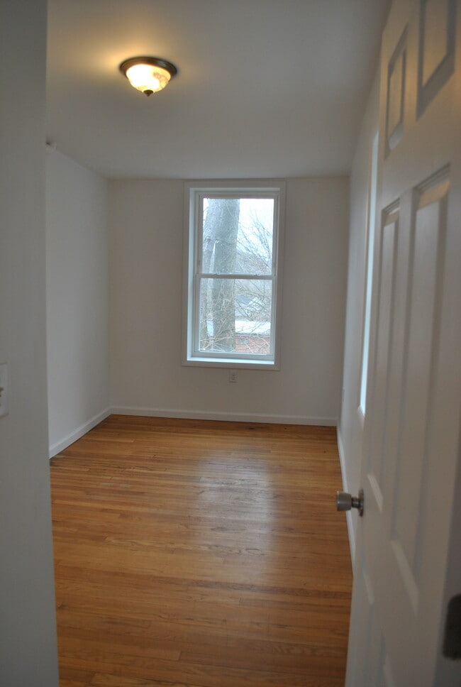 Building Photo - 33 Hone St