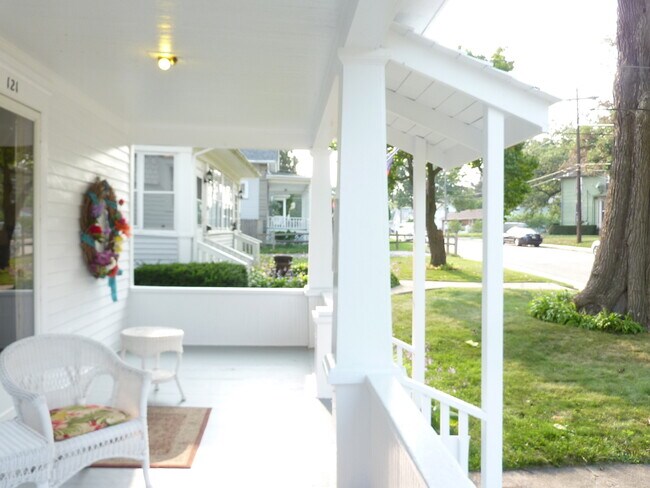 Building Photo - 121 Oak St