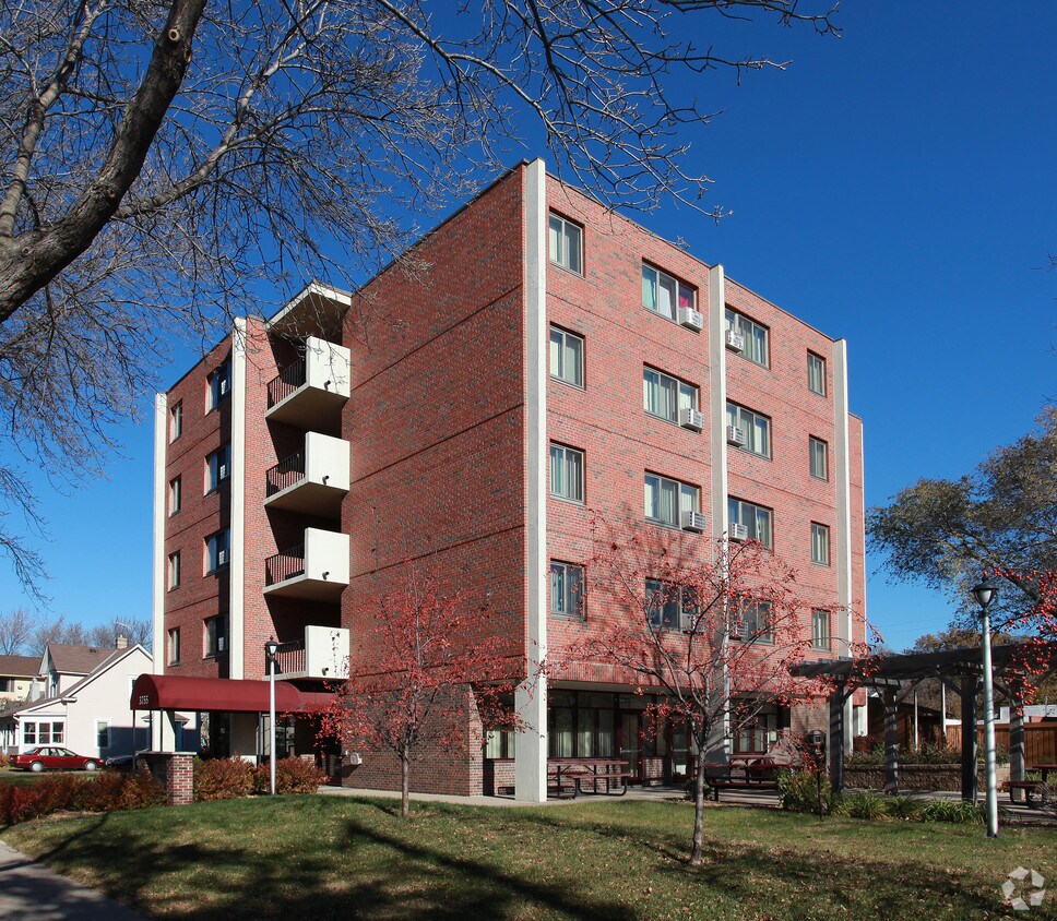 Snelling Manor Apartments in Minneapolis, MN