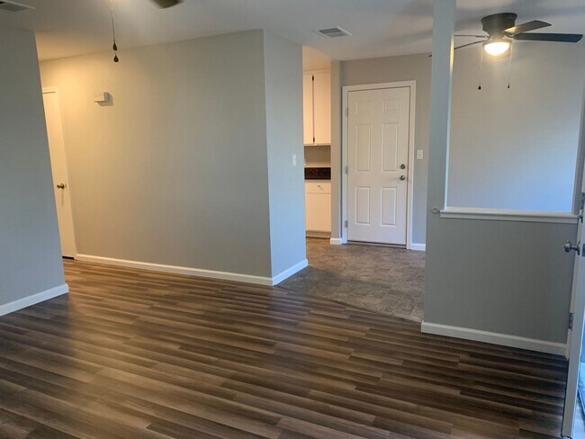 Building Photo - Cute 3 Bedroom